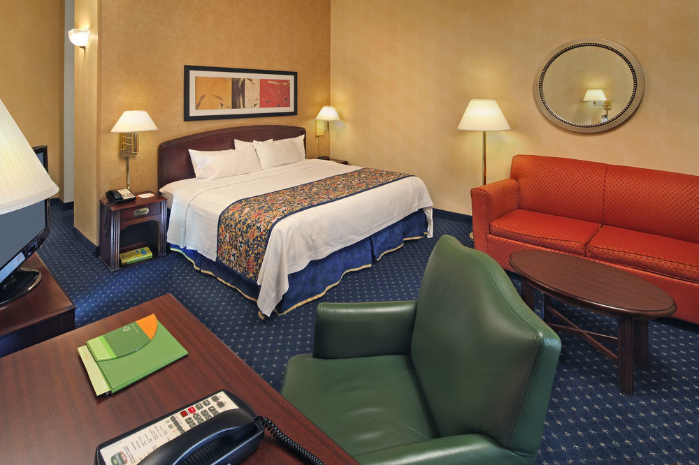 Courtyard By Marriott Norwich Hotel Room photo