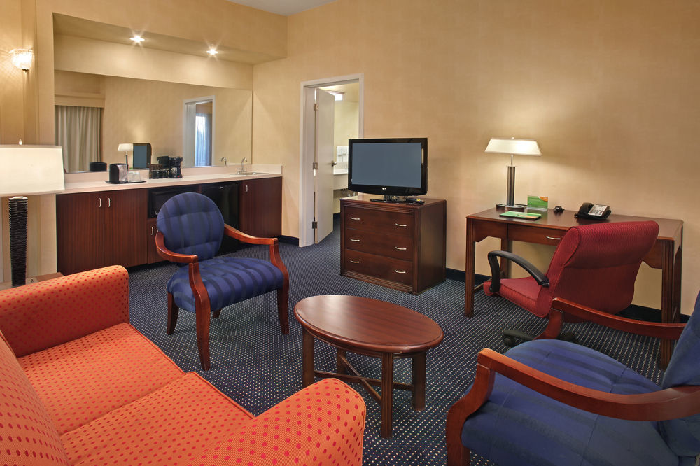 Courtyard By Marriott Norwich Hotel Room photo
